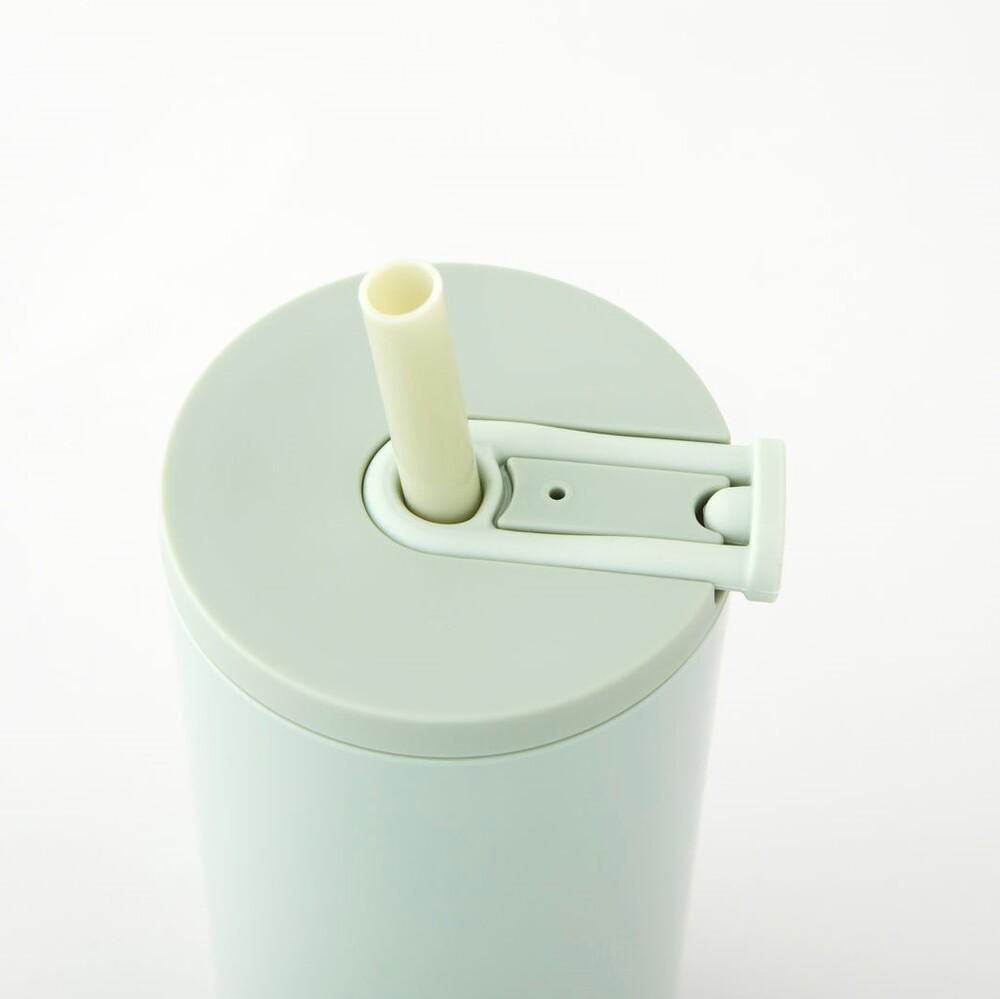 Travel cup with straw